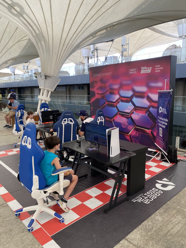 #TBT QUE ACELERA: QUANDO O ESPAÇO GAMER DA ARENA DIGITAL INVADIU A NASCAR E A COPA TRUCK EM INTERLAGOS!